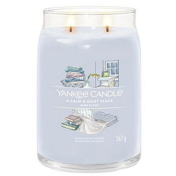 A Calm & Quiet Place Signature Candle ( pokojné a tiché miesto ) - Vonná sviečka
